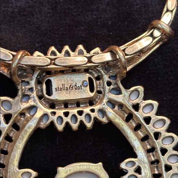 Stella and dot necklace. White stone and antique gold hardware. - Picture 5 of 6